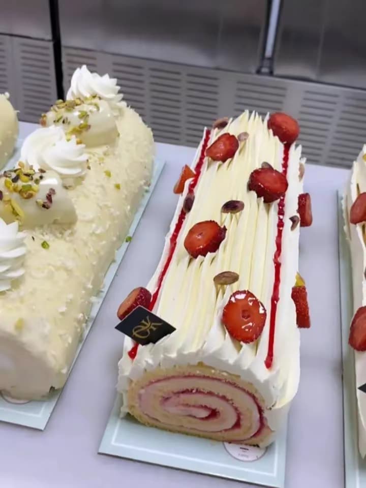 BOLU GULUNG STRAWBERRY